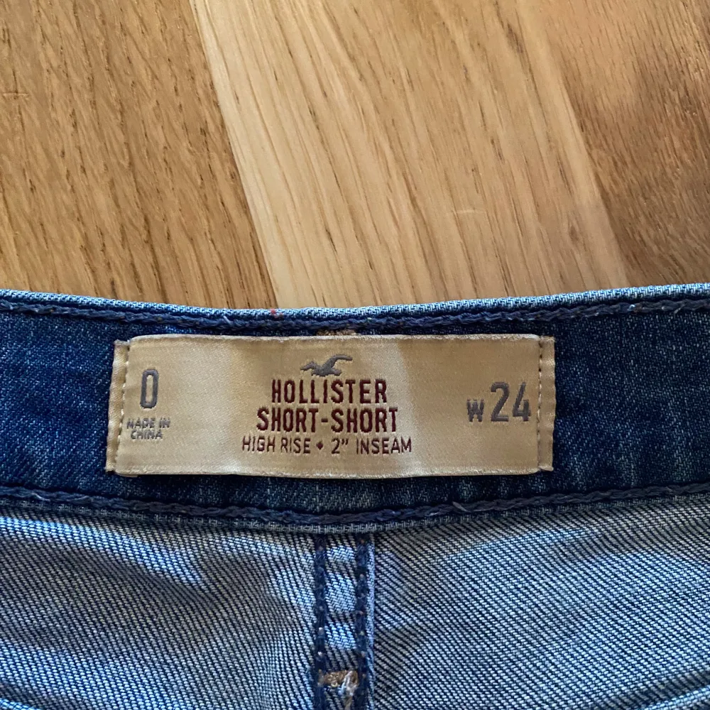 Blå jeansshorts med snygga detaljer det är amerikansk storlek (kolla sista bilden) men skulle säga att det passar typ som XS. Shorts.