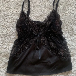 Festtop  - Supersnygg och trendig topp som är helt slutsåld från New Yorker 💘Storlek M men passar perfekt på mig som vanligtvis har storlek S. Lånade bilder men precis samma 💞