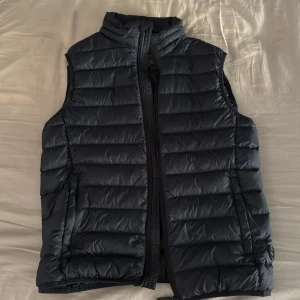 Dressman väst - Säljer nu min sköna  dressman väst eftersom att den är för liten, den är i jättebra skick och ny pris va ca 699kr, mitt pris 349kr Storlek S Pris kan diskuteras 