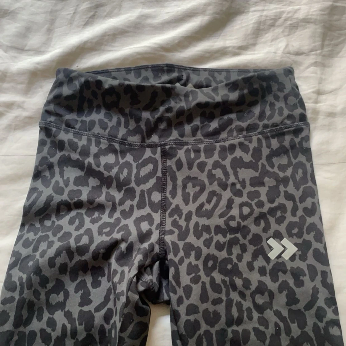 Grå leopardmönstrade leggings med QuickDry Technology
