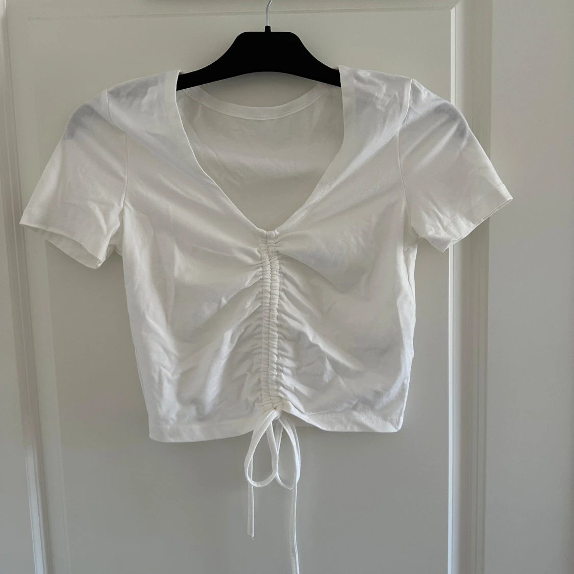 Svart och vit kortärmad topp med knyt - 91