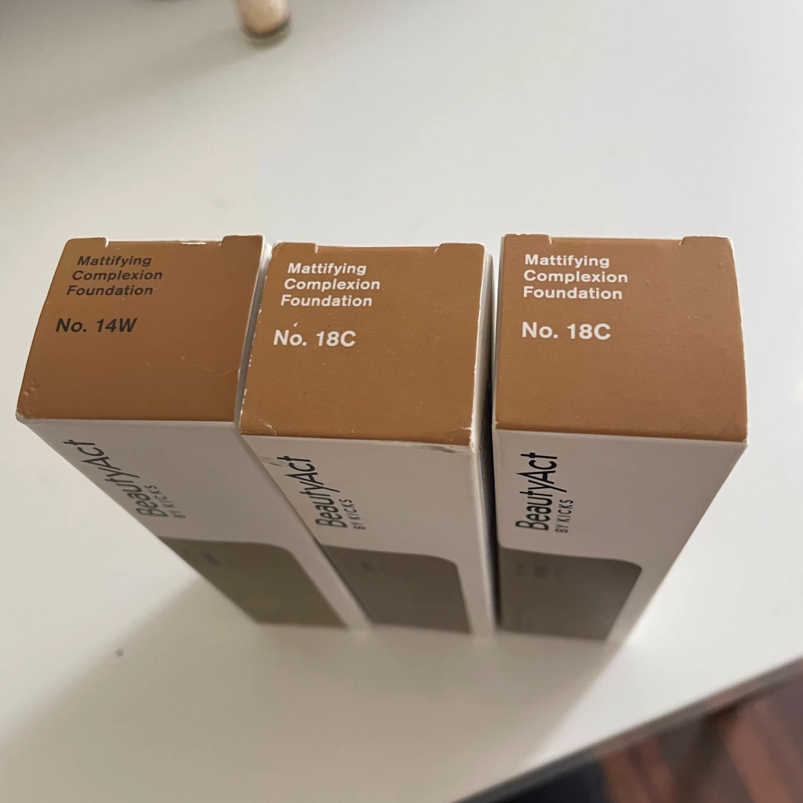 Beautyact foundation, som också kan andvändas som bronzer - 90