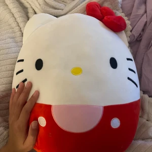 Hello Kitty squishmallow - Jätte stor hello Kitty squishmallow plushie. Kommit ur min Hello Kitty phase. 