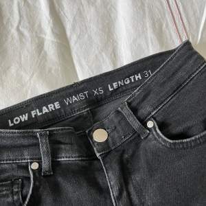 Low waist jeans från bikbok. Storlek xs längd 30. Aldrig använda.