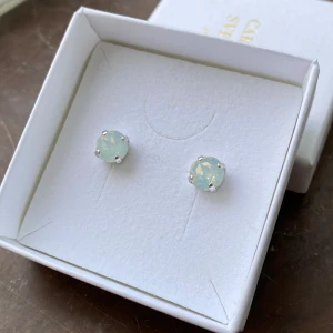 Nya Caroline Svedbom Classic stud örhängen  - Oanvänt, i ny skick, endast testad.  Stenfärg: White opal Plätering: Rodium Ask medföljer ej Nypris: 395 kr Denna färgen är slutsåld
