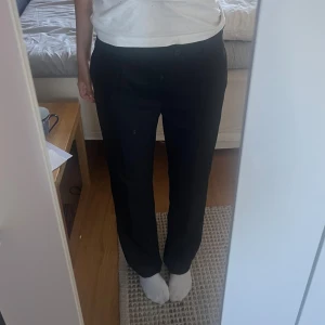 Svarta kostymbyxor  - Svarta kostymbyxor i mycket fint skick!!
