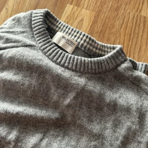 Stickad tröja  - Sticksd jättefin tröja