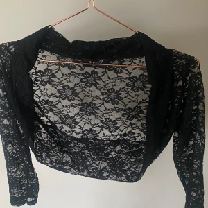 Spetsbolero - Bolero i spets, storlek m men passar mindre också🫶märket är Sisters