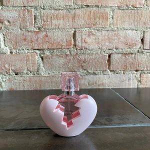 Ariana Grande parfym - Thank u next EdP - Ariana Grande parfym inspirerad av  ”Thank u next”. Oanvänd (30 ml). Toppnoter är: Päron, Vildhallon, rosblad och kokos. Baserna är: men mysk och söt macaroon. Köpt för 525kr 