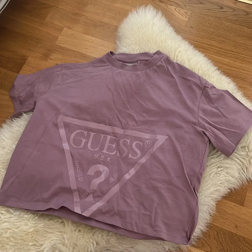 hej, säljer min helt nya guess tröja, strl 14 år. använd en gång tyvärr!! säljer för 100kr nypris ca 400kr. T-shirts.