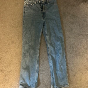 Högmidjade jeans - Högmidjade jeans i rak modell. Passar någon som är ca 160 cm lång, storlek 26/30. Bra skick men använda.