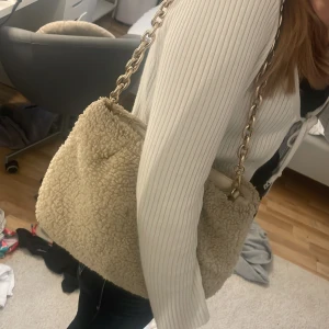 Lurvig väska - En ljus beige gullig handväska, köpt ifrån hm för ungefär 2 år sedan men nästan aldrig andvänd.💕