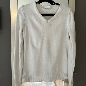 Vila tröja - Säljer denna stickade vila tröjan då den inte kommer till användning nåmer. Pris kan diskuteras.💕
