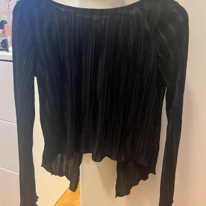 Topp med öppen rygg - Jättefin festtopp med öppen rygg från NA-KD. Aldrig använd!