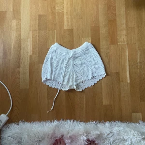 Virkade shorts - Vita virkade shorts