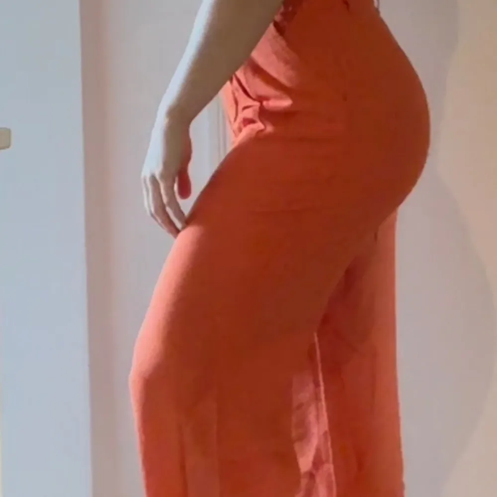 Säljer ett par snygga orange byxor från Madlady. De är högmidjade och har en loose passform med vida ben. Perfekta för en somrig look eller en färgglad höstoutfit. Materialet känns lätt och bekvämt, vilket gör dem idealiska för både vardag och fest.. Jeans & Byxor.