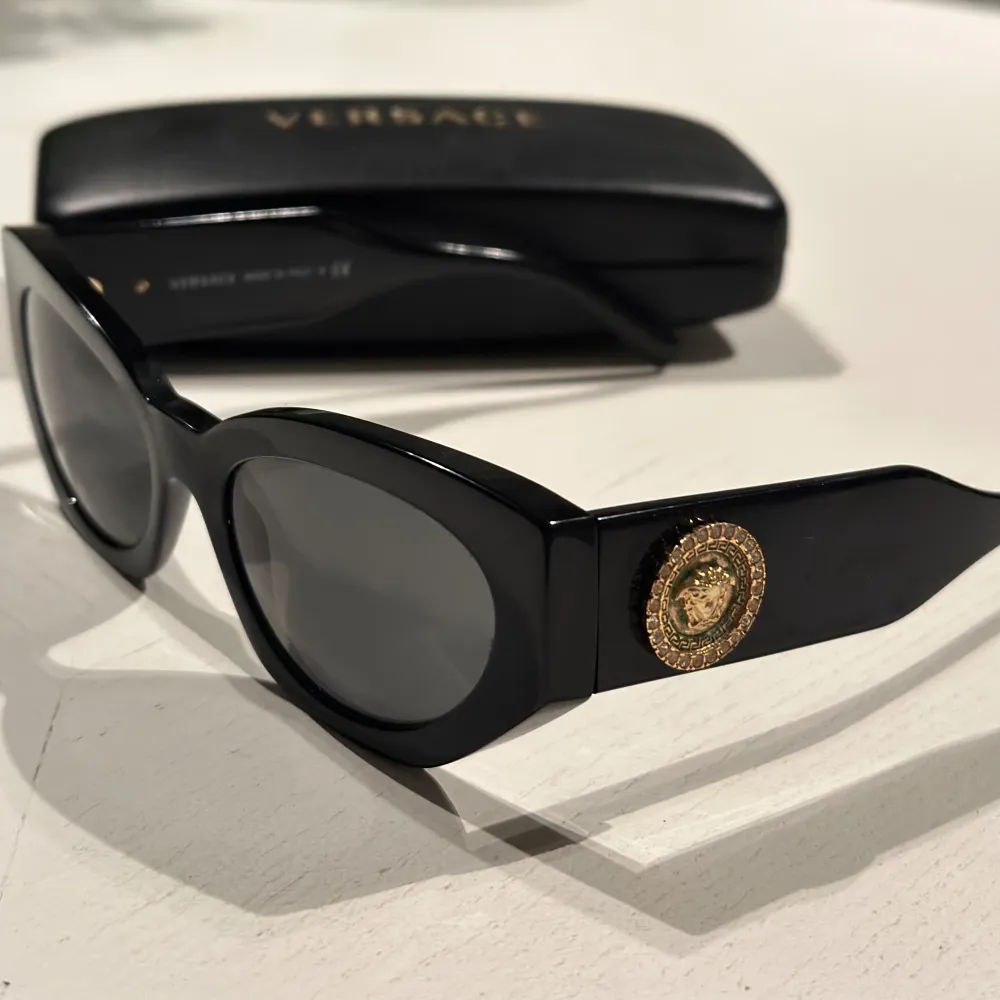 Versace solglasögon i fint skick (sparsamt använda). Inköpskvitto finns.. Asusteet.