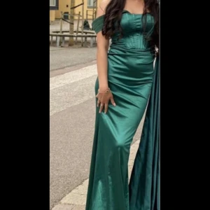 Mörkgrön balklänning  - Säljer min bal klänning! Då den inte kommer till mer användning har använt den 1 gång. Skriv vid intresse,vill man se mer eller tydligare bilder på den kan man kontakta mig privat. Pris kan diskuteras.