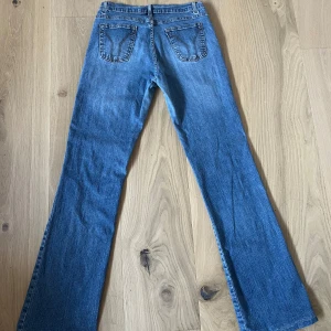 Lågmidjade jeans - Säljer dessa jättefina lågmidjade jeans som jag har sytt upp lite i benen 💕Jag är 168cm. Små skador finns men som är fixade på insidan 🤗