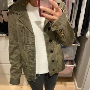 Militärgrön jacka från Zadig&Voltaire  - Säljer denna skitsnygga jacka från Zadig&Voltaire! Den är i storlek Large men känns som Medium. Använd fåtal gånger och kommer tyvärr inte till användning längre💕Den är i bra skick.