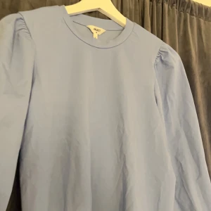 Blå blus - En blå blus från pieces💞