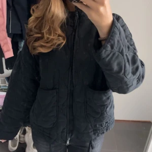 Zara jacka  - Jag säljer nu min zara jacka då den inte kommer till användning