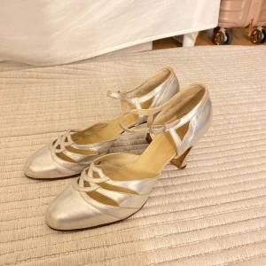 Silvriga klackar - Silver klackar superfina i storlek 39. 