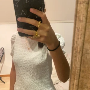 Vit blus - Vit blus med fina detaljer från zara  Puff armar,mönster vid nedre delen av toppen. Storlek 152