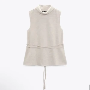 Zara topp - Jättefin zara tröja som tyvärr inte kommer till användning längre. Den är använd två gånger inga defekter. Det är bara att kontakta mig för fler bilder!💓