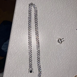 Feeet kejda - Feer kedja med diamant liknande stenar. Svin fet och billig