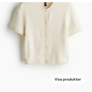 Stickad Kofta/tröja - Jättefin stickad kofta/tröja i beige prislapp kvar säljer då den va för liten för mig❤️