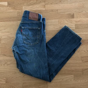 Levis 501 - Säljer nu dessa riktigt feta Levis jeans till bra pris! Skicket är super bra, inga defekter! Storlek 30/30 Kom DM vid frågor/intresse!