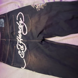 Ed hardy baggy byxor  - Snygga Ed hardy byxor med gulddrakar, 30 W 32 L, säljer då knappt har blivit använd. Köptes nytt för ca 1000kr🤍🤍