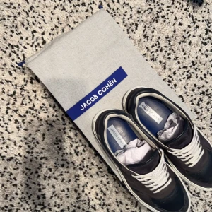 Jacob Cohën skor  - En par stilrena Jacob Cohëns i storlek 41-41,5 Skick 8,5/10 använda Max 10 gånger under sommarn och har mycket kvar att ge. Nypris ligger på ≈5500kr | Mitt pris 2200kr! | Pris kan även diskuteras vid snabb affär👌🏻