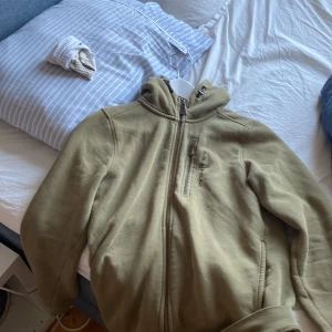 Sail racing zip - Sail racing zip i strl 160 i ny skick, den är olivgrön och sitter lite stort. Hör av er med mer frågor 