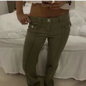 Lågmidjade Jeans ! - Säljer min assnygga eftertraktade gröna jeans ! De är i toppen skick och knappt använda.  Passar både s och xs ❤️ Köparen står alltid för frakten och pris kan alltid diskuteras ❣️❣️ Skriv för frågor 💋