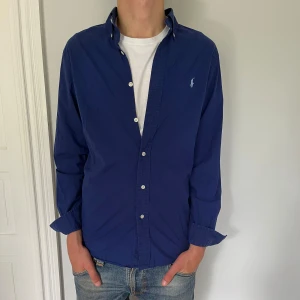 Ralph lauren skjorta - Jättefin Ralph lauren skjorta i topp skick. Modellen på bilden är 180 o väger ca 65kg. Skriv vid fler frågor eller funderingar!