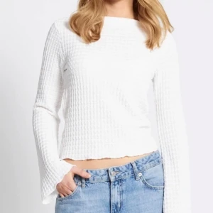 Båthals topp - En snygg, långärmad tröja med båthals och vida armar från lager 157. Säljer då det blev fel storlek💕