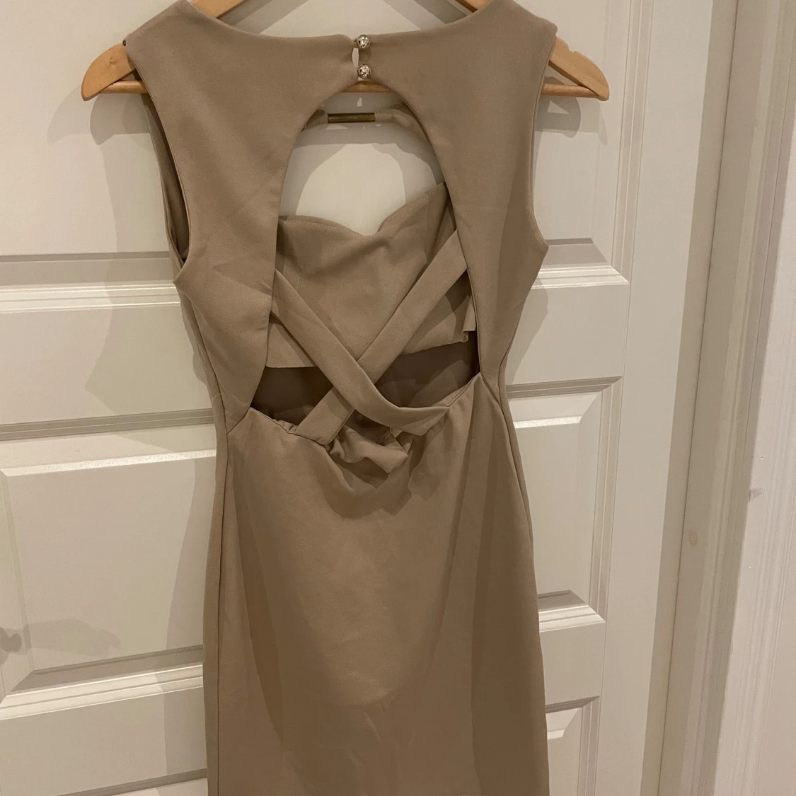 Beige ärmlös klänning med öppen rygg - 90