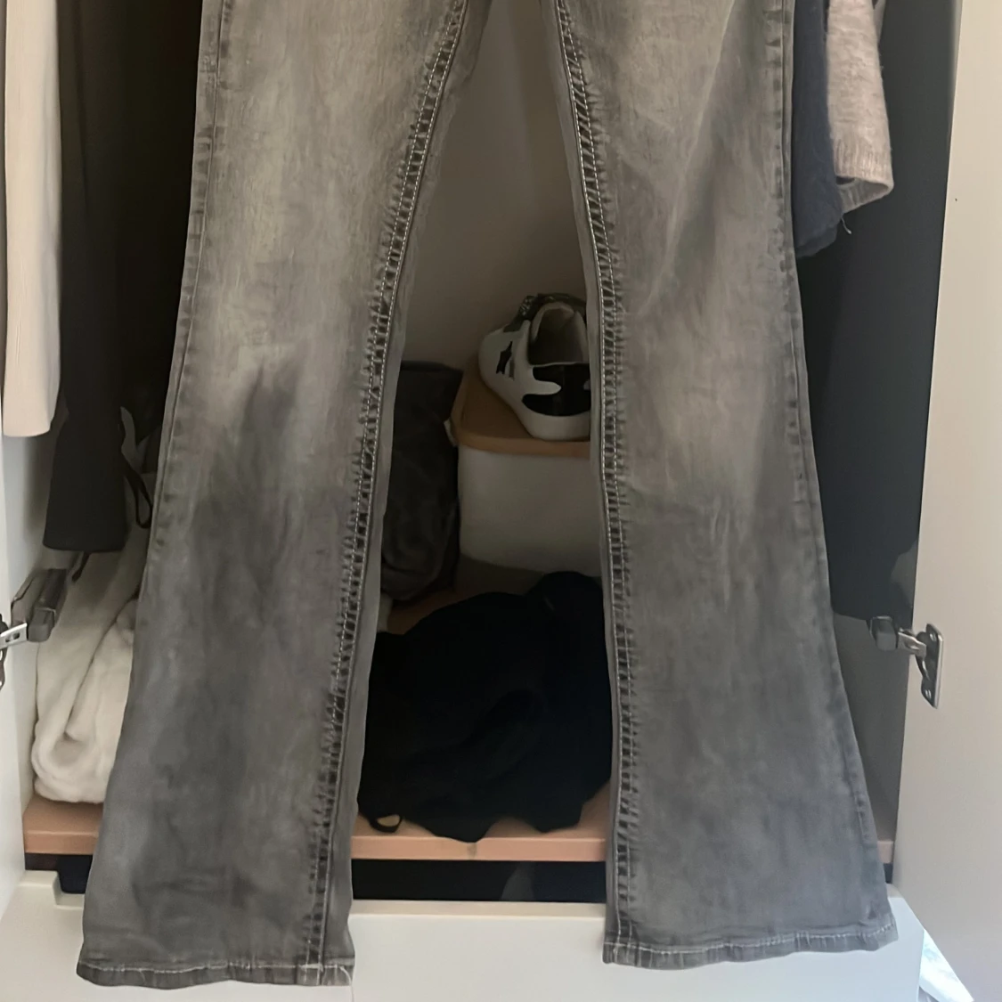 Säljer mina gråa jeans då dom aldrig kommer till användning  - 92