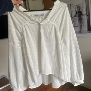 vit blus från zara - en jättefin blus från zara, använd ett fåtal gånger och säljs inte längre på hemsidan! säljer då den inte kommer till användning 😊