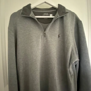 Ralph lauren half zip - Hej, säljer nu min Ralph lauren half zip tröja. Nästan helt ny så skick 9/10. Den är i storlek medium. Nypris 2199kr mitt pris 750kr