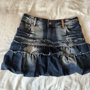 Vintage kjol - Vintage kjol  Vet ej vart den är ifrån då det är min mors gamla men den är köpt på 2000 talet.