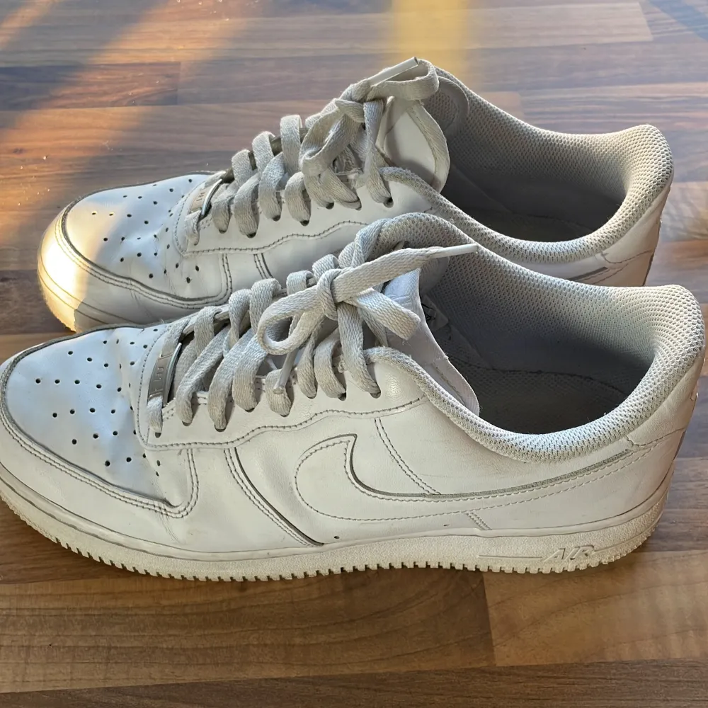 Hej! Säljer mina air force 1 för dem inte kommer till användning skick 7/10 lite creased där fram men inte så mycket pris kan diskuteras bara höra av sig om du funderar på nåt! Boxen till skorna kommer inte med!. Skor.