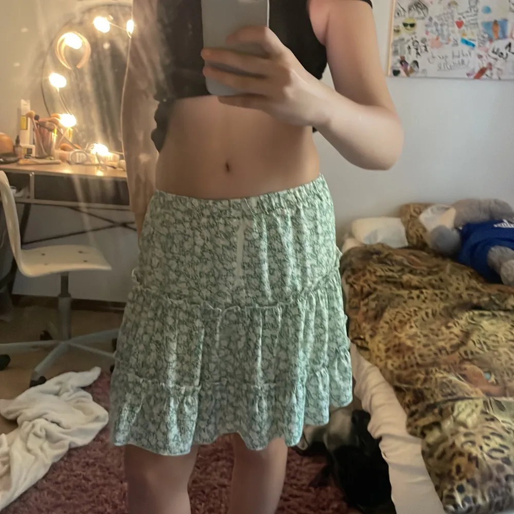 Jätte snygg lowwaist kjol!!! Jag gillar den jättemycket har bara slutat använda den! Det ör absolut inget fel på den! Den ser ut precis som när jag köpte den! Köpte den för 299kr och säljer den för 199kr skriv om ni har frågor eller funderingar❤️💞🫶🏻👌🏼. Kjolar.