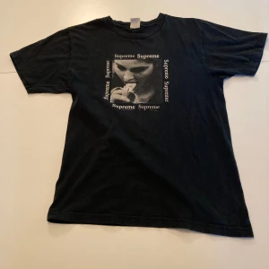 Supreme t-shirt - Supreme t-shirt men svart vitt tryck på. Det är inte sprickor i trycket utan det ska vara så. 
