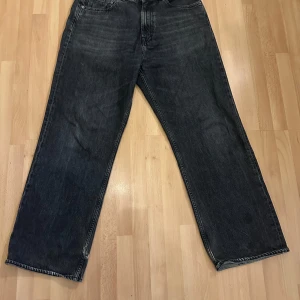 Our Legacy Svarta Third Cut - Säljer mina älskade Our Legacy Third Cuts i den svarta colourwayen, dessa var alltid mina favoriter av alla olika third cuts Our Legacy släppt, funkar till allt helt ärligt, all wear på brallorna är med på bilderna men mkt liv finns kvar! S50 = M