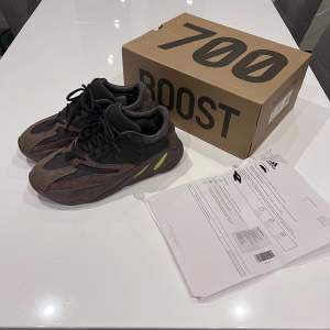 Yeezy 700 v1 Mauve       storlek 43  /  9 1/2US Kvitto och box kommer med Skick: 7/10 (lite täcken av användning på yttre sulan och insidan av skorna) Tar även trades 