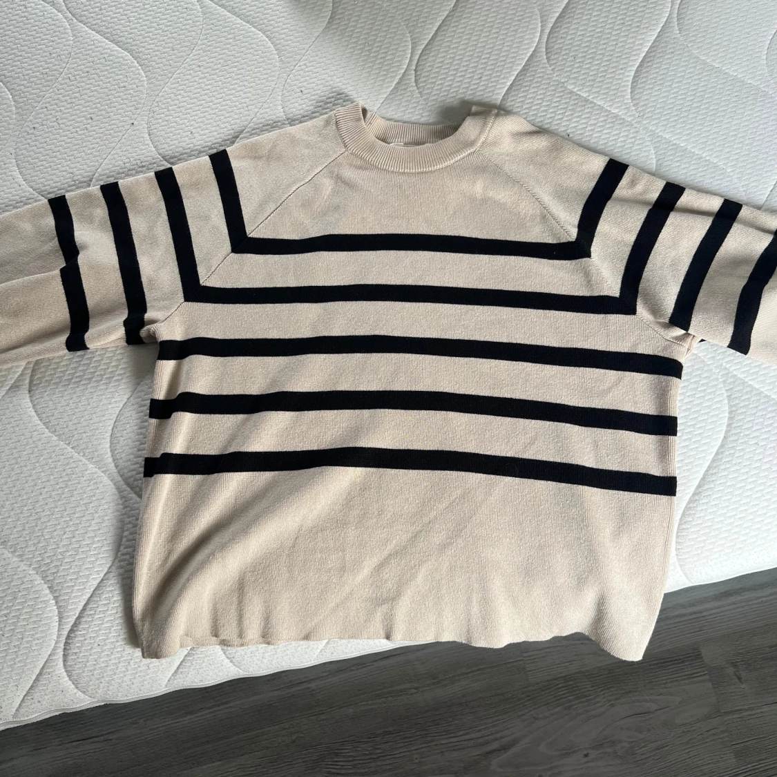 stickad randig tröja