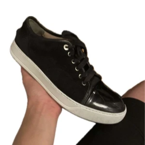 Lanvin cap toe - Ett par feta lanvin cap toe i mycket bra skick 8/10 med lite defekter på glansen skriv i dm vid frågor 